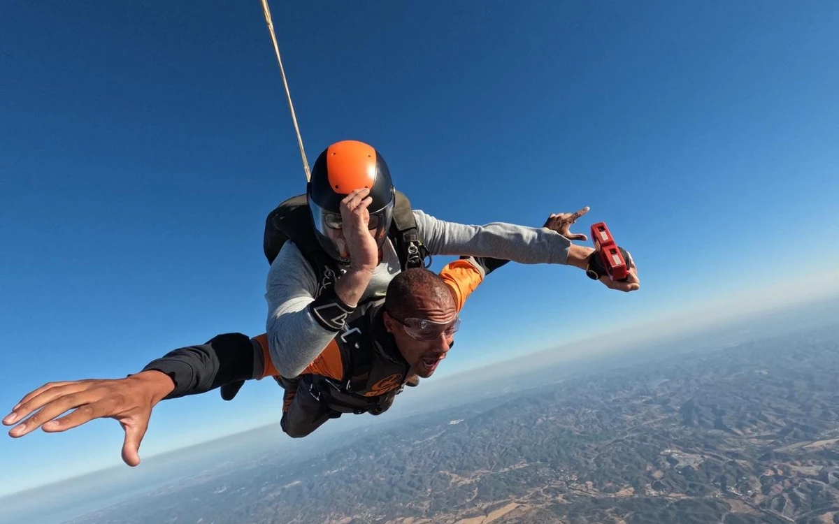 A tandem pair in freefall high above open sea